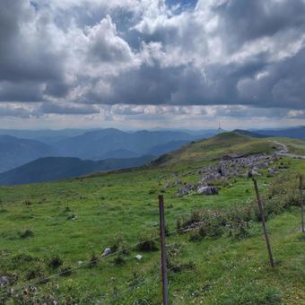 四国カルストの山と風車 四国カルストの山と風車の写真