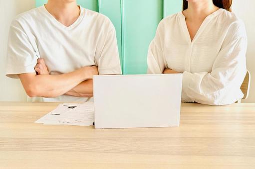 打ち合わせの2人・考え中のポーズ 打ち合わせの2人・考え中のポーズ 男性,女性,夫婦の写真素材