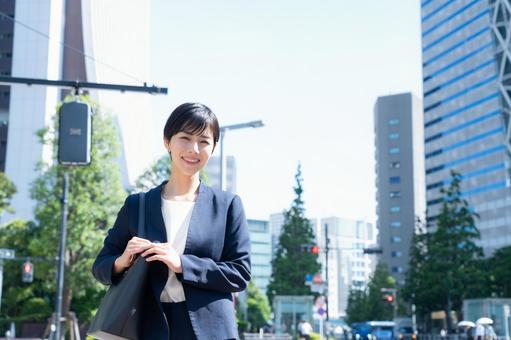 オフィス街で働く若いビジネスウーマン オフィス街で働く若いビジネスウーマン ビジネス,女性,ビジネスウーマンの写真素材