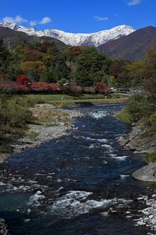 笹笛橋から望む谷川岳と利根川2の写真