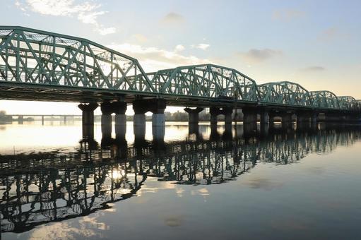 川を渡る鉄道橋 朝日,railwaybridge,水面の写真素材
