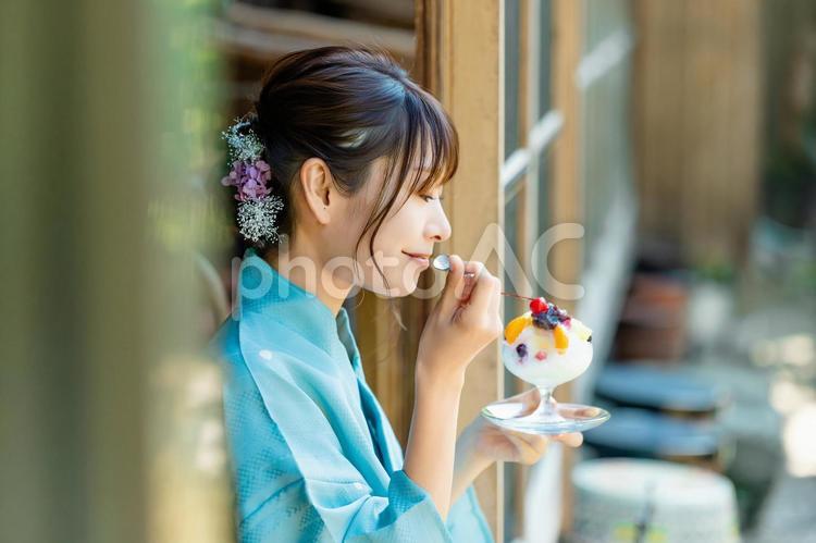 縁側でかき氷を食べる浴衣姿の日本人女性 夏,浴衣,女性の写真素材