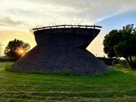 夕日と竪穴式住居 竪穴住居,夕日,夕方の写真素材