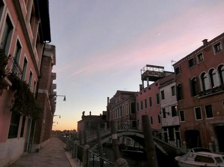 イタリア ベネチアの夕暮れどきの路地 イタリア ベネチアの夕暮れどきの路地 ベネチア,ヴェネチア,ベネツィアの写真素材