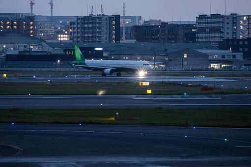 夜への扉が開く空港 飛行機,航空機,旅客機の写真素材