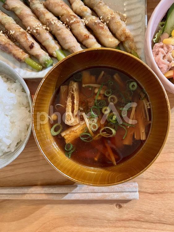 えのきと油揚げの味噌汁 食事,ご飯,夜ごはんの写真素材