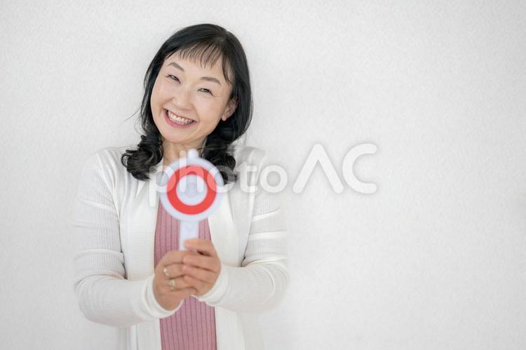 丸を出す中高年女性(その５３) マルバツ,女性,高齢者の写真素材