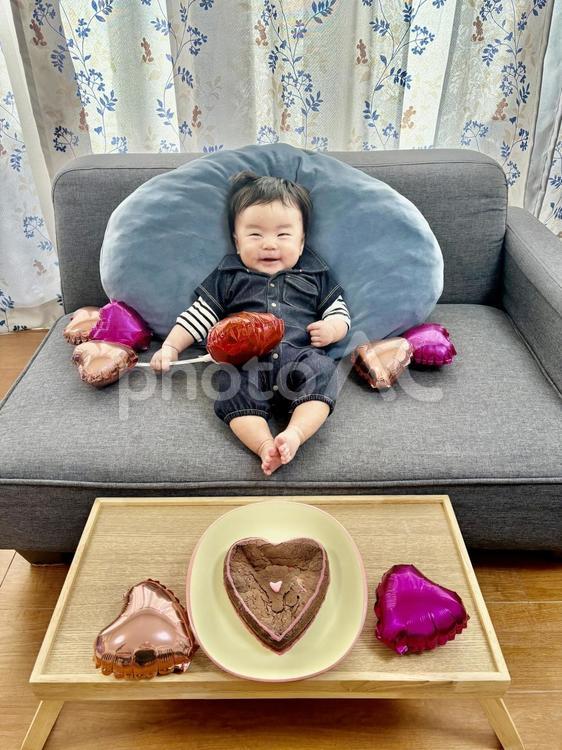 バレンタインチョコレートケーキと赤ちゃん baby,新生児,男の子の写真素材