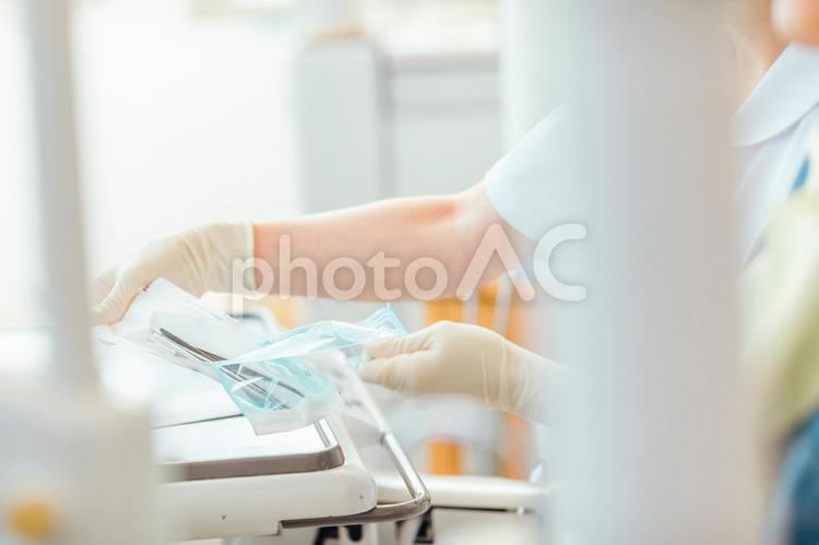 医療器具を扱う看護師 歯医者,滅菌,殺菌の写真素材
