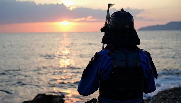 夕陽を眺める武士 夕陽を眺める武士の写真
