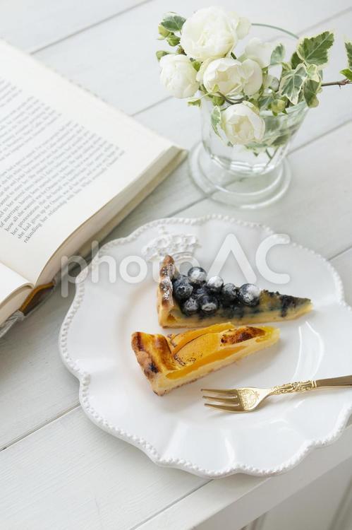 花とタルトと洋書 タルト,ブルーベリータルト,ピーチタルトの写真素材