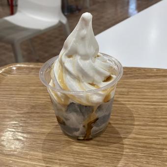 ソフトクリームと黒ごまアイス ソフトクリームと黒ごまアイス ソフトクリーム,黒ごまアイス,アイスクリームの写真素材