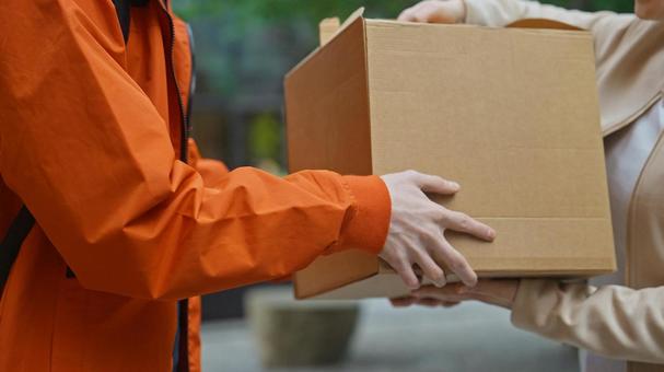 配達物を手渡すフードデリバリーの男性 配達,フードデリバリー,デリバリーの写真素材