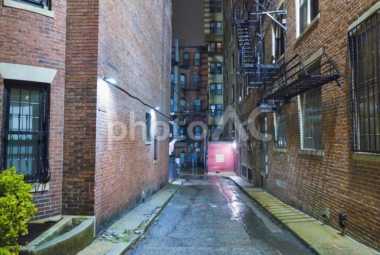 海外の雨の真夜中の路地裏 雨,夜景,夜の写真素材