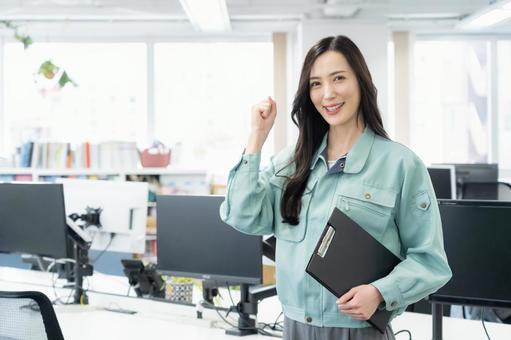 オフィスで仕事をする若い女性エンジニア オフィスで仕事をする若い女性エンジニア エンジニア,設計士,ビジネスの写真素材
