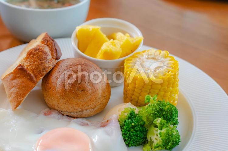 洋風朝食 目玉焼きとパン 朝食,洋食,洋風朝食の写真素材