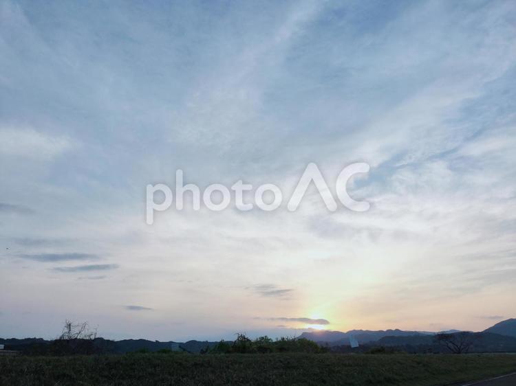 夕方の河川敷 夕方,河川敷,春の写真素材