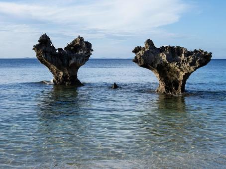 古宇利島のハートロック 海,青,岩の写真素材