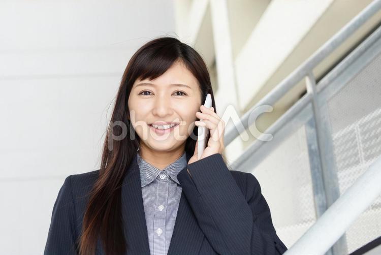 スマートフォンを持つ女性 スマホ,スマートフォン,ビジネスの写真素材