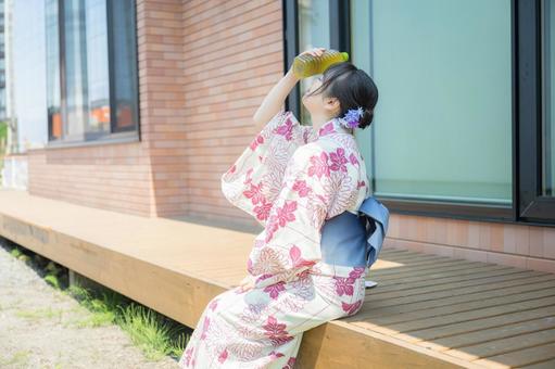 お茶で頭を冷やす浴衣女性 お茶で頭を冷やす浴衣女性 女性,浴衣,和装の写真素材