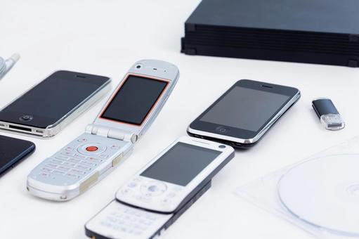 ガラケーとUSBとCD-R ガラケーとUSBとCD-Rの写真