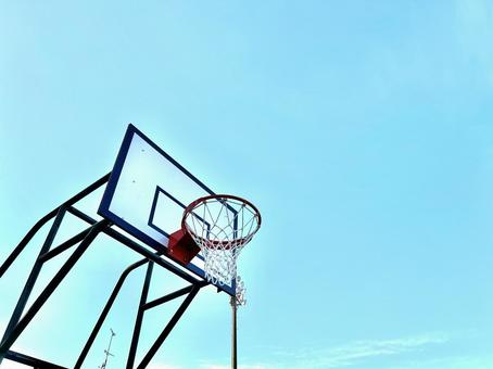 バスケットゴールと明るい青空 バスケットゴール,バスケ,バスケットボールの写真素材