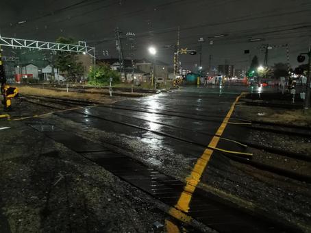 封鎖３０分前の宮田前踏切 夜,踏切,宮田前踏切の写真素材