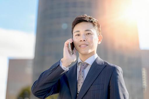 都会とビジネスパーソン 都会とビジネスパーソン 男性,スーツ,スマホの写真素材