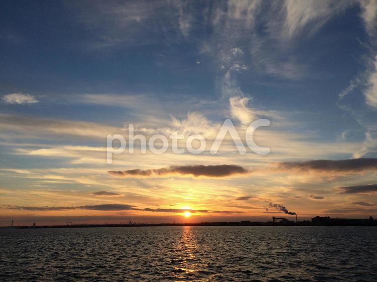 夕日と空と海 夕日,海,雲の写真素材