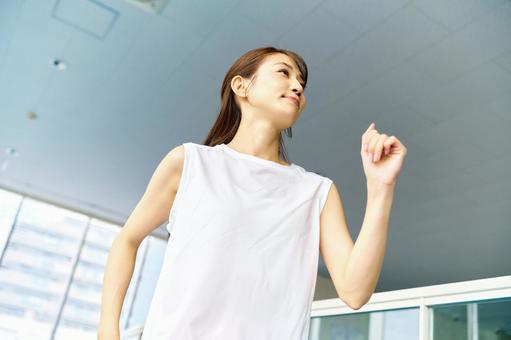 ジムでランニングする女性 女性,ランニング,ジムの写真素材