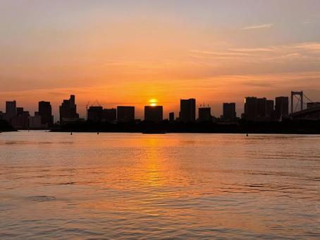 夕暮れのお台場から見た東京の景色 夕暮れのお台場から見た東京の景色の写真