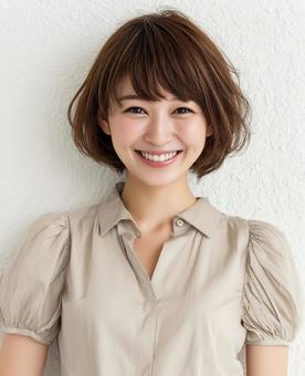 ショートボブの親しみやすい笑顔の女性の写真