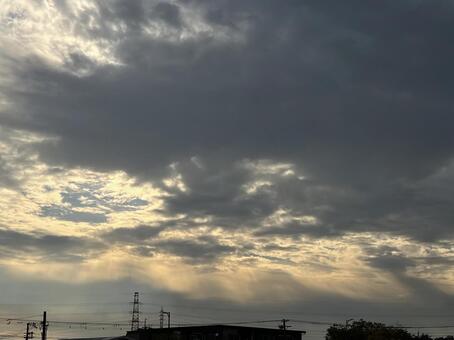 雨雲から差し込む日の光 冬空,曇り空,雨雲の写真素材