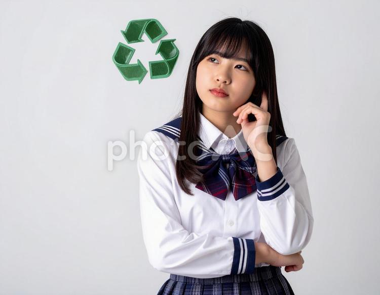リサイクルマークを持つ女子高生のイメージ リサイクル,女子生徒,人物の写真素材