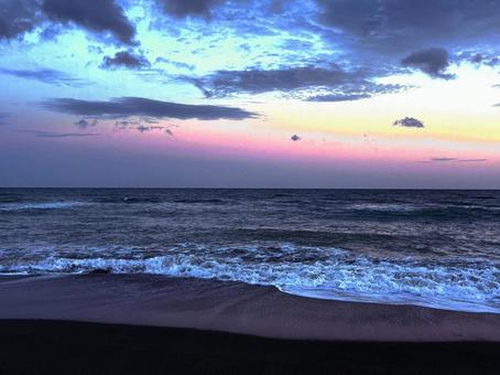 波打ち際から見る夕暮れ迫る水平線 マジックアワー,水平線,海の写真素材