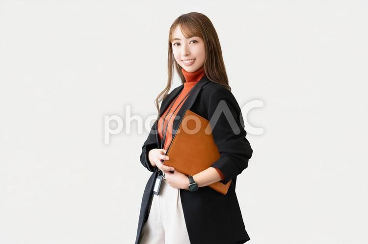 バインダーを持つ笑顔のビジネスウーマン 女性,笑顔,ビジネスの写真素材