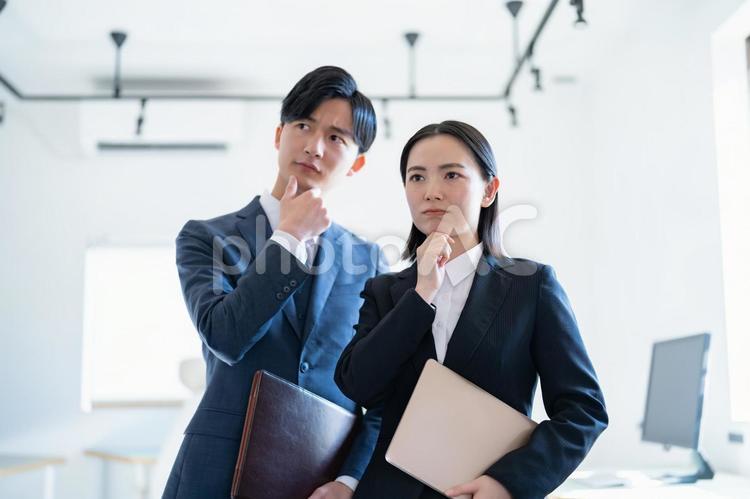 考える2人の新人ビジネスマン ビジネスウーマン,会社員,就職活動の写真素材