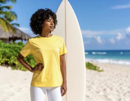 砂浜のサーファー女性 砂浜のサーファー女性の写真