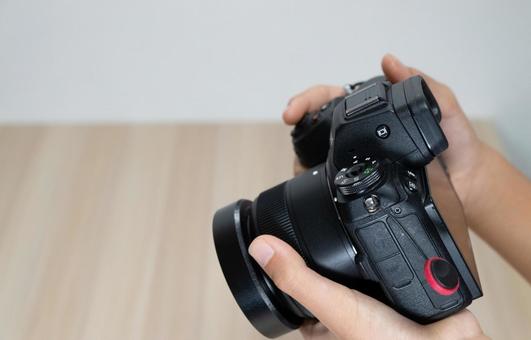 カメラを構える手元のクローズアップ カメラ,撮影,手元の写真素材