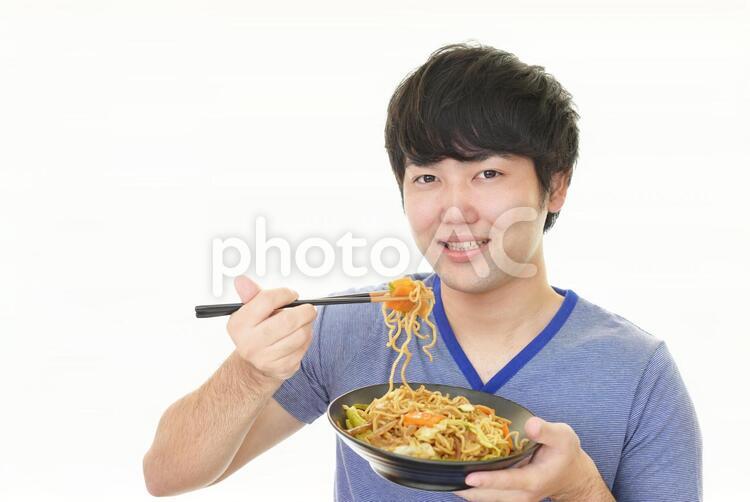 食事を楽しむ男性 男性,男,焼きそばの写真素材