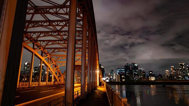 曇り空の下、大橋を渡る都市の風景 曇り空,都会,大橋の写真素材