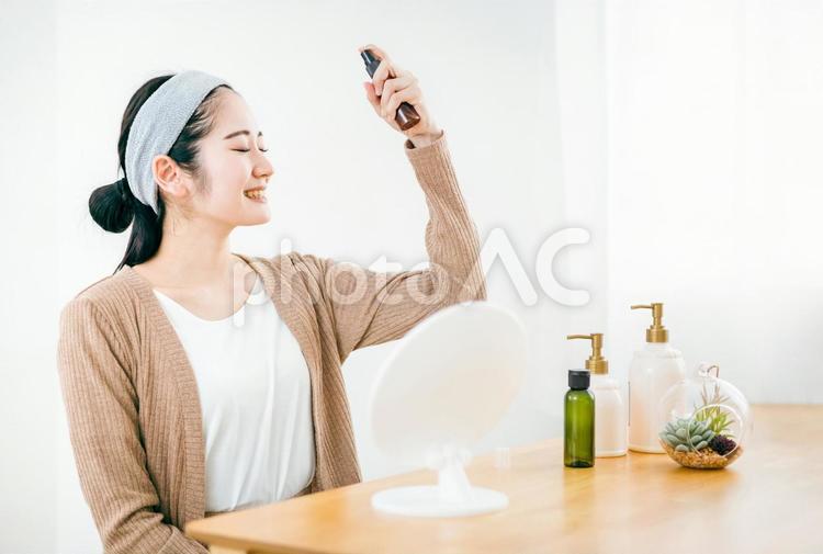 自宅でスキンケアする女性（スプレー） スキンケア,化粧水,保湿の写真素材
