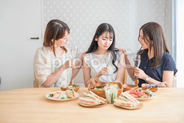 家で悩み相談する女性たち（シャンパン・悩む） 友達,失恋,喧嘩の写真素材