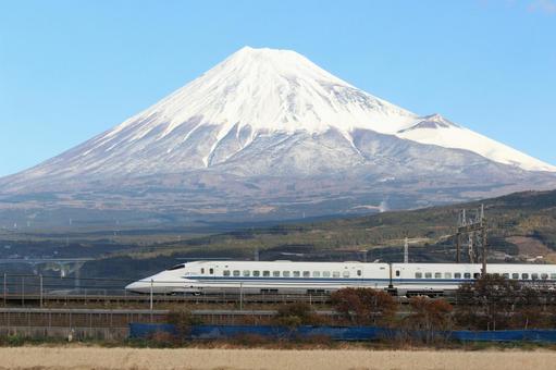 駿河路を駆ける新幹線と冬の富士 駿河路を駆ける新幹線と冬の富士 富士山,新幹線,700系の写真素材