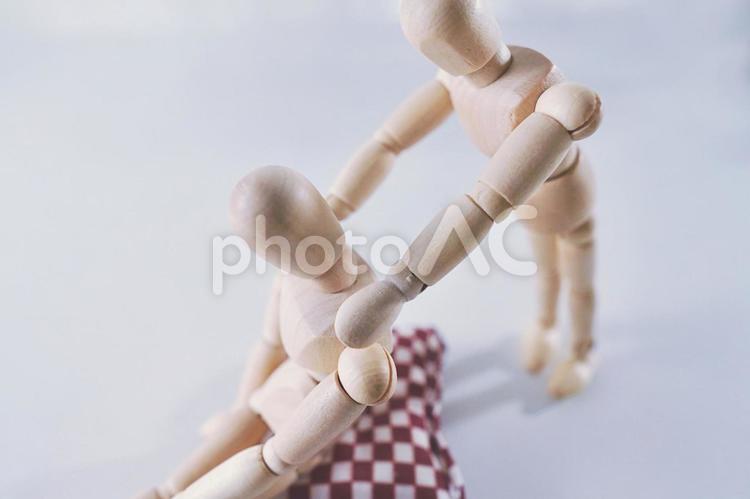 肩こり、肩を揉む人と揉んでもらう人のイメージ（２） 肩こり,肩揉み,肩をもむの写真素材