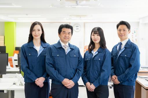 オフィスで働く作業服のエンジニア オフィスで働く作業服のエンジニア エンジニア,会議,不動産の写真素材