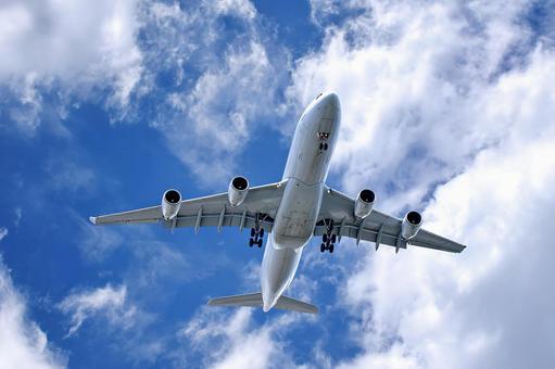 青空を飛ぶ近代的な旅客機 青空を飛ぶ近代的な旅客機の写真