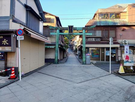 江ノ島弁天通りの鳥居 江ノ島弁天通りの鳥居 江ノ島,商店街,鳥居の写真素材
