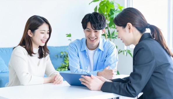 タブレットを使って説明する女性営業マン タブレットを使って説明する女性営業マンの写真