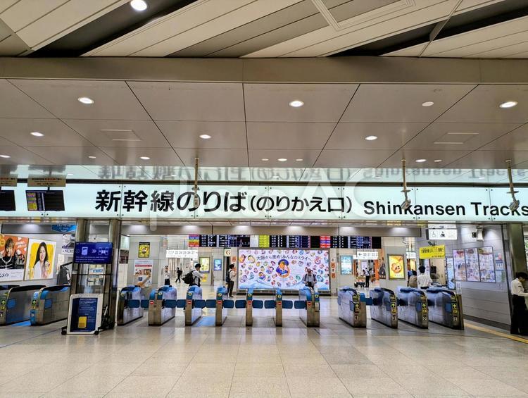 東海道新幹線、新大阪駅、乗換改札 鉄道,交通,電車の写真素材